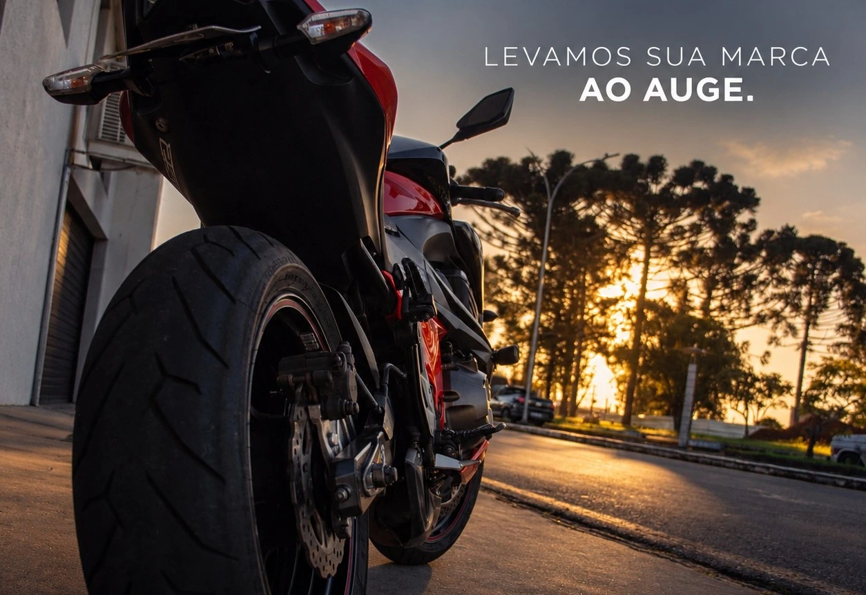 Primeiro post automotivo da AUGE com motocicleta ao pôr do sol
